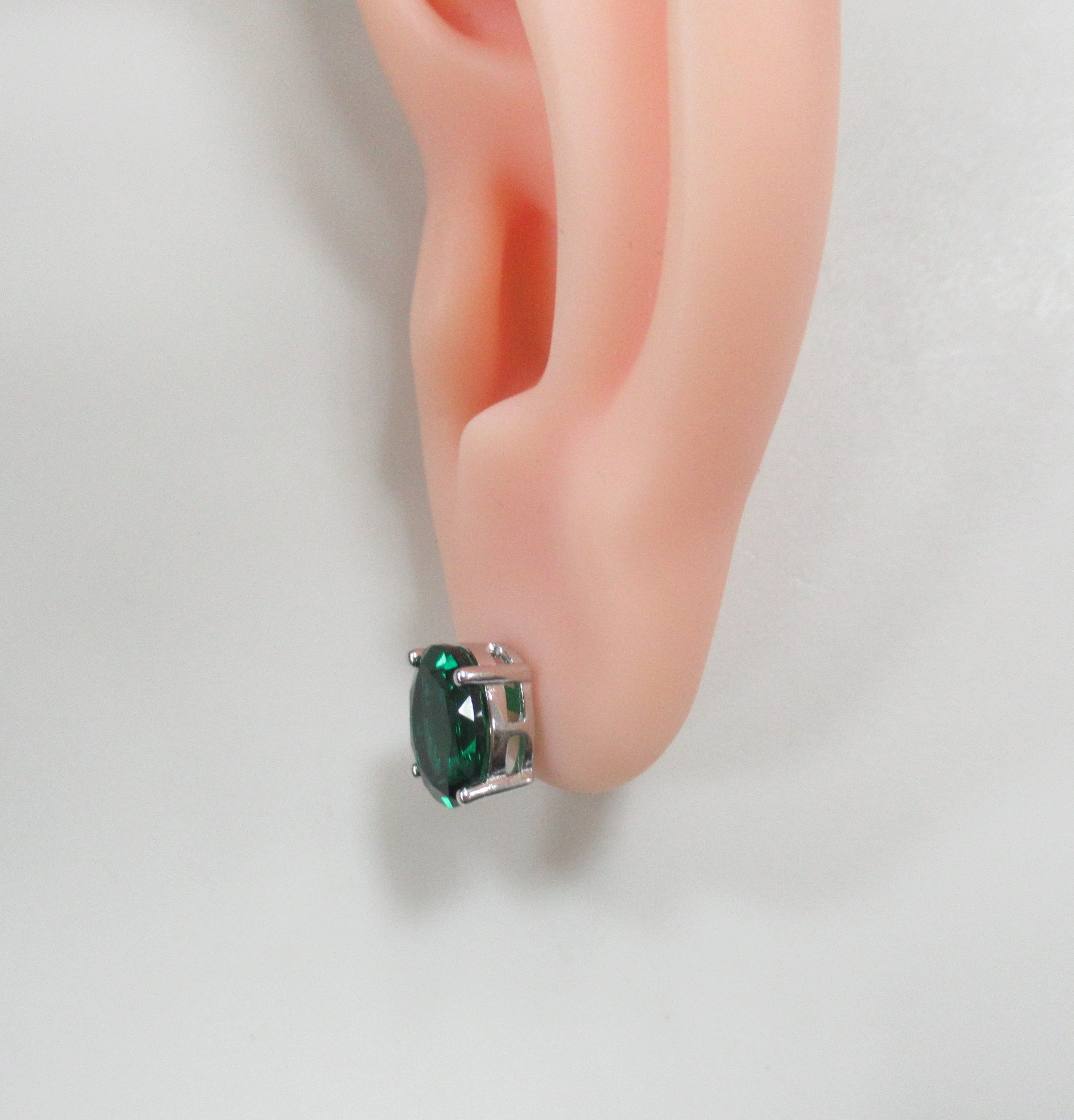 Серебряные серьги-пусеты с выращенными изумрудами